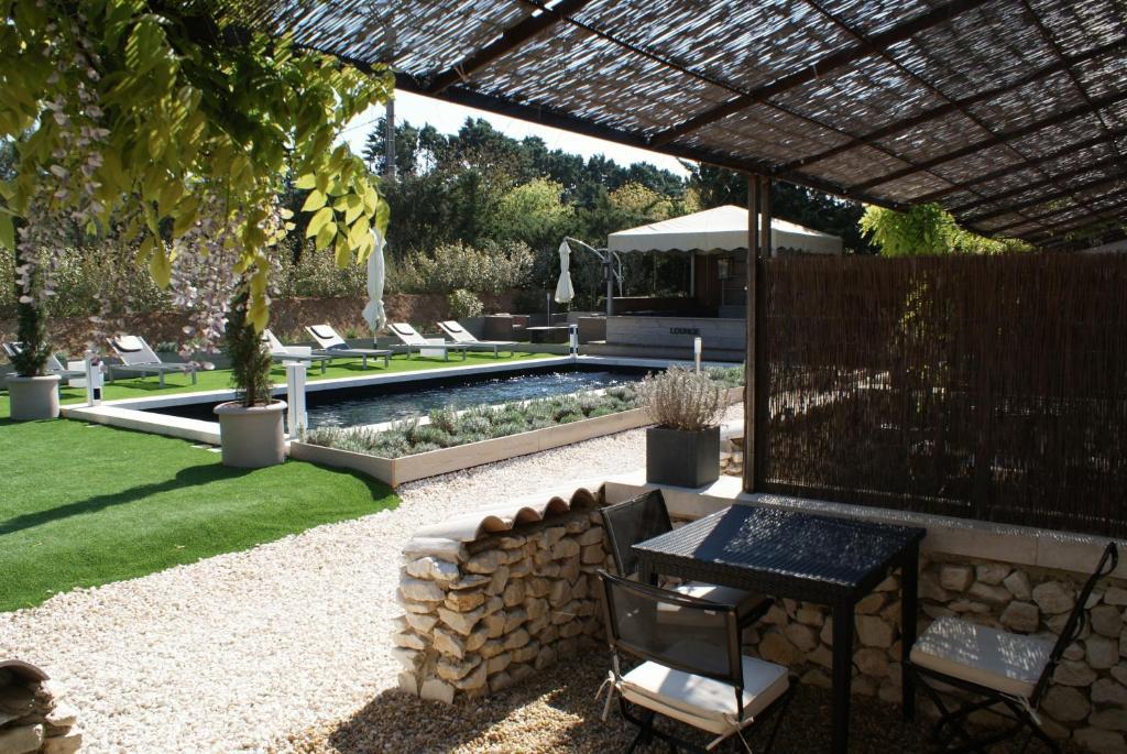L'Auberge De L'Aubergine Eygalieres (Bouches-du-Rhone) Exterior photo