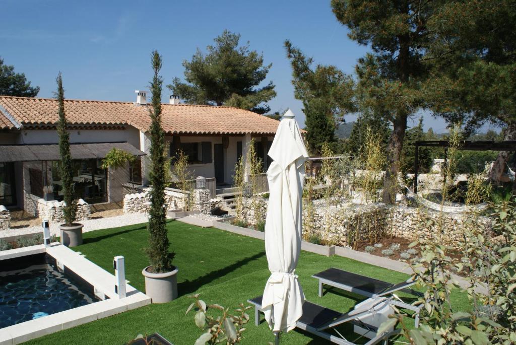L'Auberge De L'Aubergine Eygalieres (Bouches-du-Rhone) Exterior photo