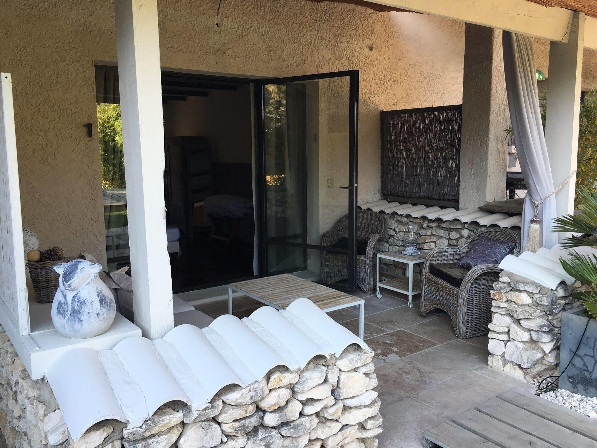 L'Auberge De L'Aubergine Eygalieres (Bouches-du-Rhone) Exterior photo